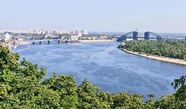 Widok na nabrzeże rzeki Dniepr w Kijowie. — Zdjęcie stockowe