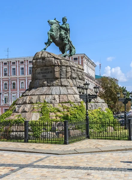 Denkmal für bogdan khmelnitsky, kiev, ukraine. — Stockfoto