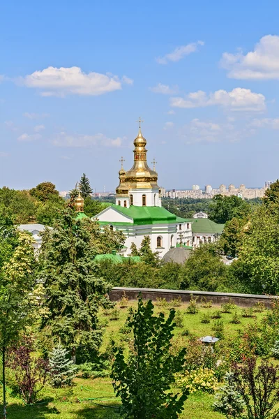 Киево-Печерская лавра была основана в 1051 году Ярославом Мудрым . — стоковое фото