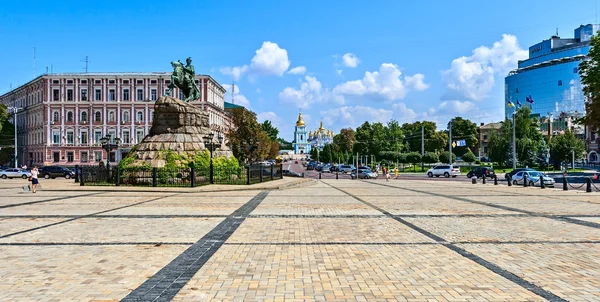 Monumento a Bogdan Khmelnitsky, erigido en 1888, Kiev, Ucrania . — Foto de Stock