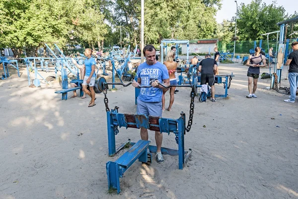 Athletes train at Hydropark in Kiev, Ukraine. — Stock Photo, Image