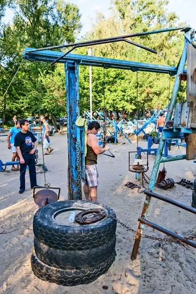 Athleten trainieren im Wasserpark in Kiev, Ukraine. — Stockfoto