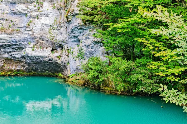 Синє озеро в Абхазії. — стокове фото