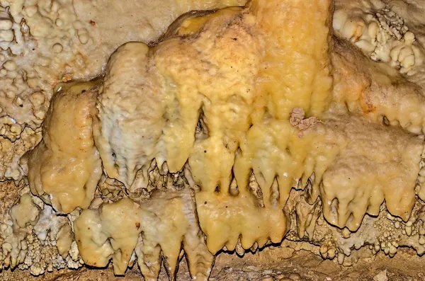 Estalactitas y estalagmitas en la nueva cueva de Athos . —  Fotos de Stock