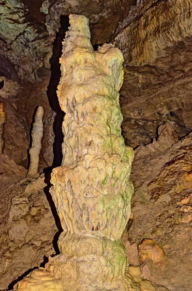 Stalaktyty i stalagmity w jaskini nowe athos. — Zdjęcie stockowe