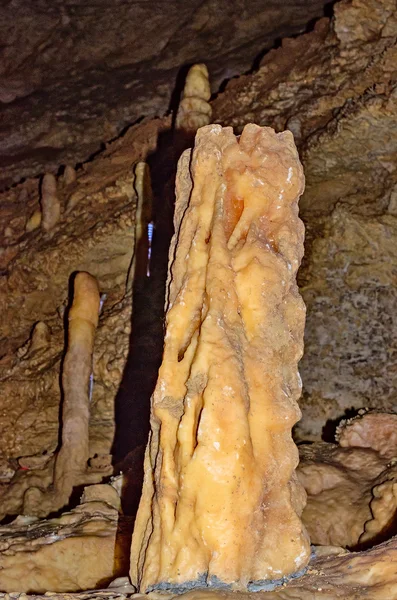 洞窟の鍾乳石や石筍新しい athos で. — ストック写真