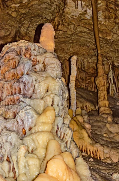 Stalaktyty i stalagmity w jaskini nowe athos. — Zdjęcie stockowe