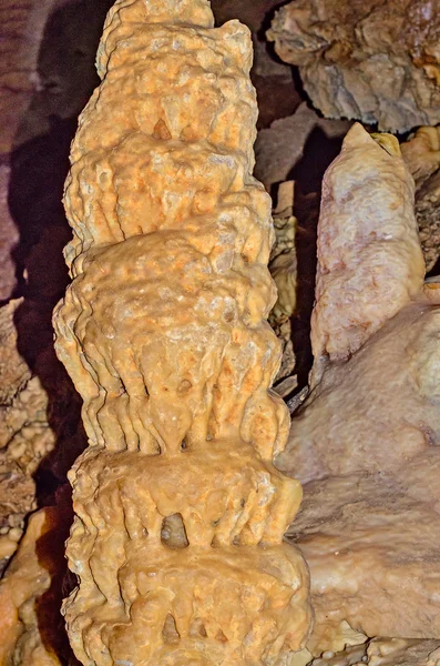 Stalaktyty i stalagmity w jaskini nowe athos. — Zdjęcie stockowe