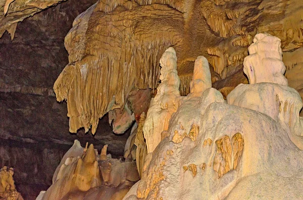 Сталактити і сталагміти в Новоафонська печера. — стокове фото