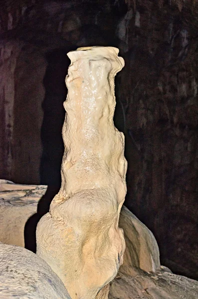 Stalaktit dan stalagmit di gua Athos yang baru . — Stok Foto