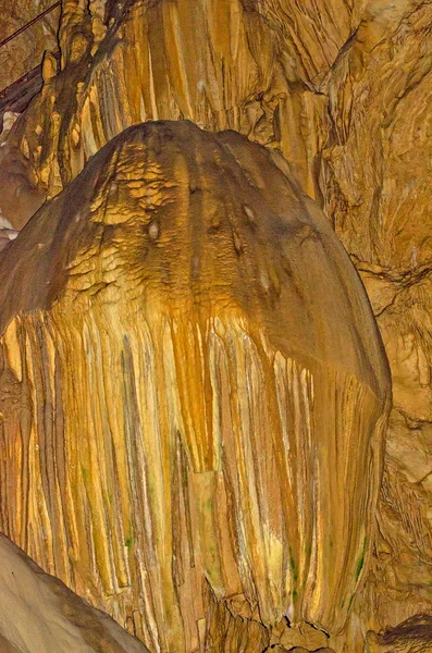 Stalaktyty i stalagmity w jaskini nowe athos. — Zdjęcie stockowe