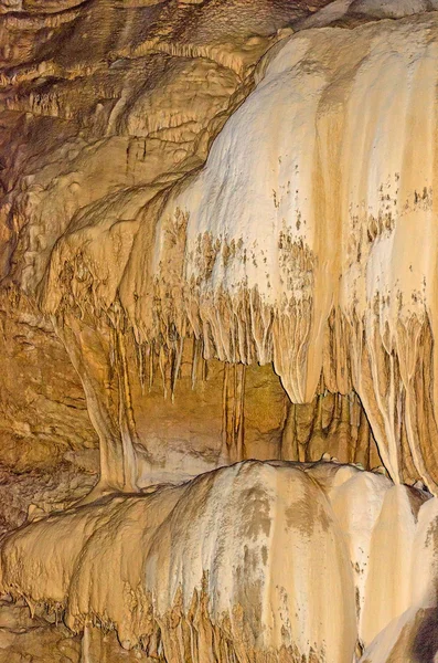 Stalaktyty i stalagmity w jaskini nowe athos. — Zdjęcie stockowe