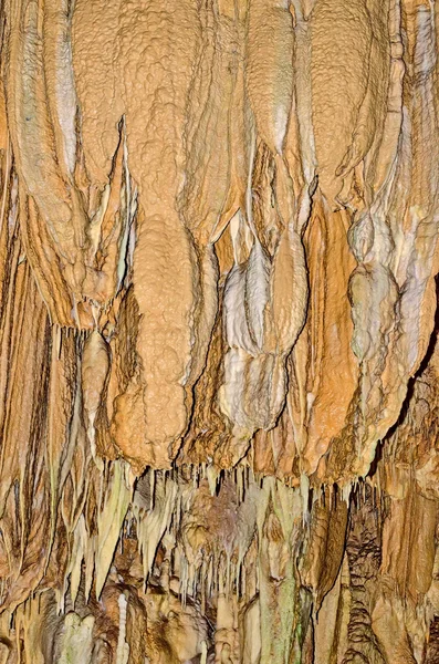 Stalactieten en stalagmieten in de grot van nieuw athos. — Stockfoto