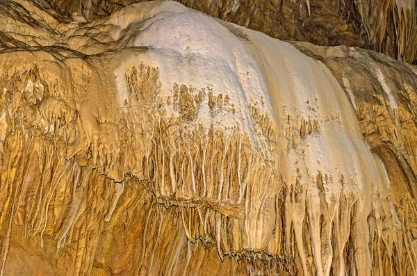 Estalactites e estalagmites na caverna nova de Athos . — Fotografia de Stock