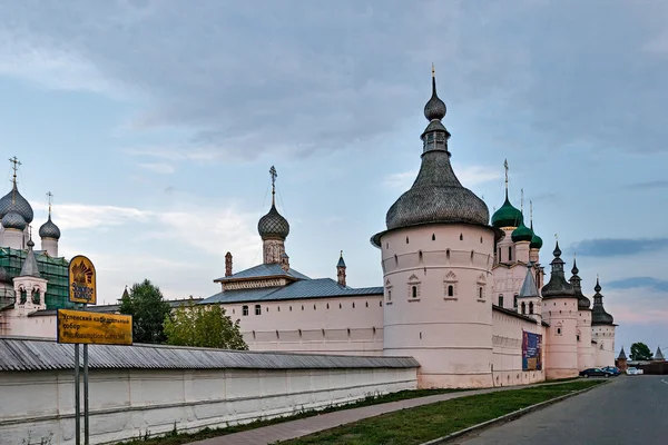 De muren van het kremlin van rostov, Rusland. — Stockfoto