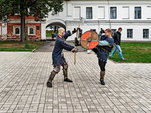 Рыцарский турнир на территории монастыря . — стоковое фото
