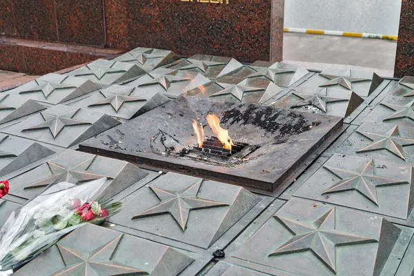 Il fuoco eterno della memoria dei soldati caduti . — Foto Stock