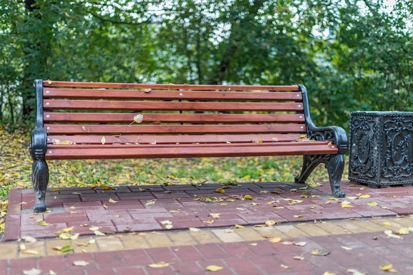 Скамейка в осеннем парке. — стоковое фото