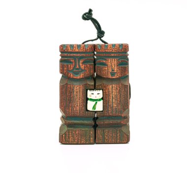 bir ev ve sevgi beyaz zemin üzerine ahşap biblo.