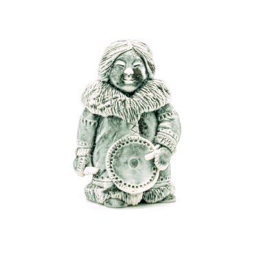 Çukçi lav taş beyaz zemin üzerine heykelcik.