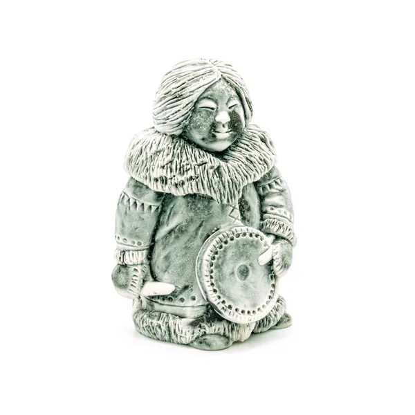 Çukçi lav taş beyaz zemin üzerine heykelcik.