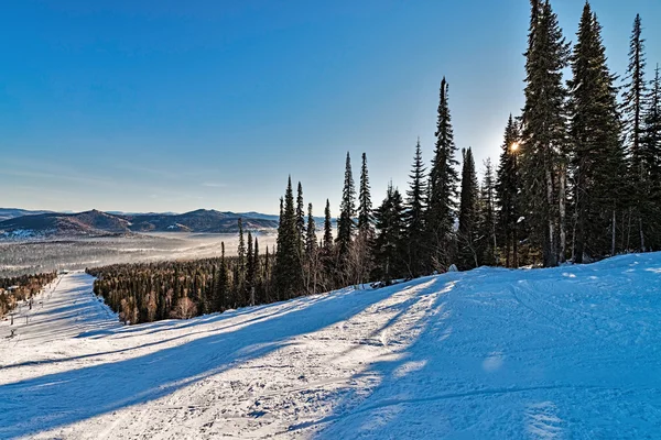 Skigebiet scheregesch, kemerowo region, russland. — Stockfoto