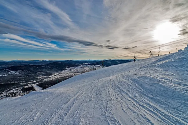 Skigebiet scheregesch, kemerowo region, russland. — Stockfoto