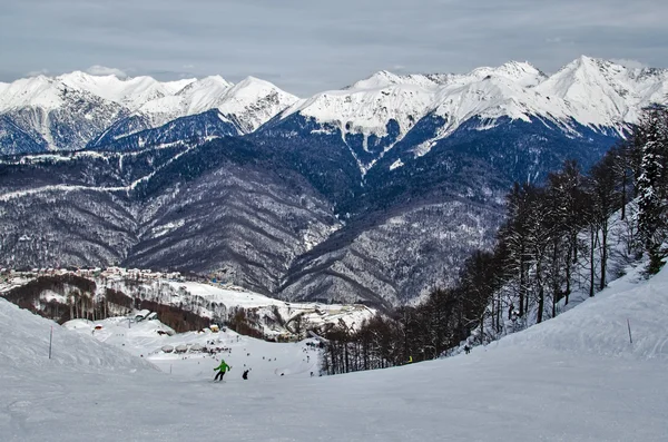 Olympisch skigebied trail rosa choetor. — Stockfoto