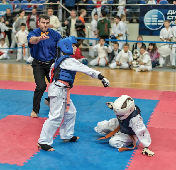 Wettbewerb im Karate Kyokushinkai. — Stockfoto