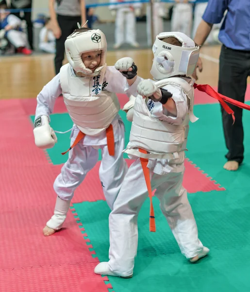 Concurrentie op kyokushinkai karate. — Stockfoto