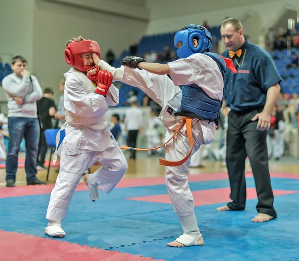 Wettbewerb im Karate Kyokushinkai. — Stockfoto