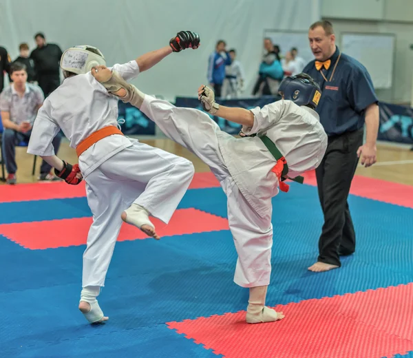 Concurrentie op kyokushinkai karate. — Stockfoto