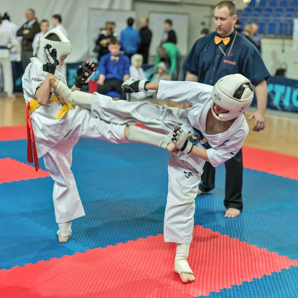 Wettbewerb im Karate Kyokushinkai. — Stockfoto