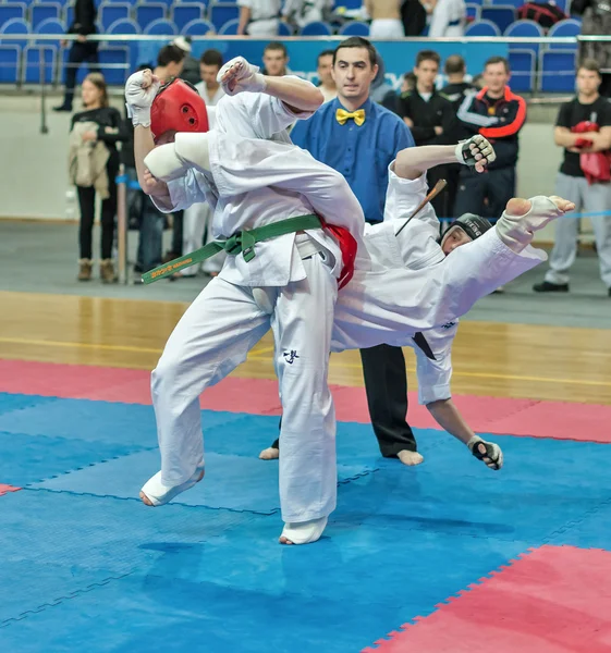 Concurrentie op kyokushinkai karate. — Stockfoto
