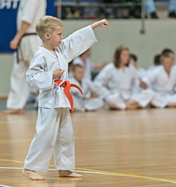 Karatekas competição no exame de qualificação . — Fotografia de Stock