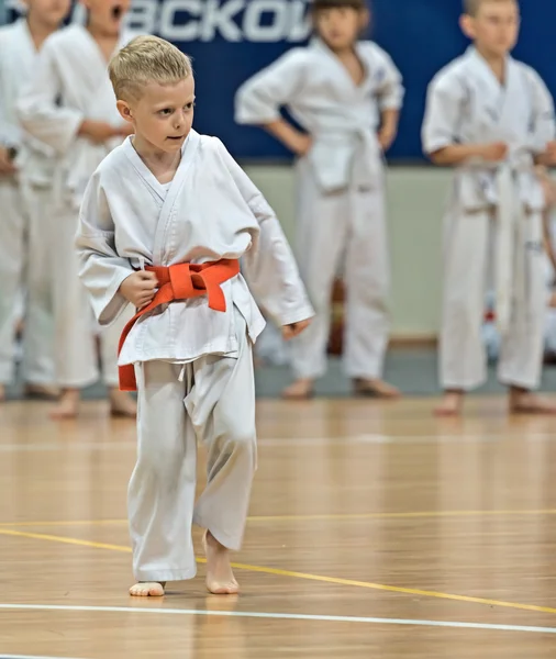 Karateka da competizione all'esame di qualificazione . — Foto Stock