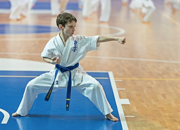 Competencia karatekas en el examen de calificación . — Foto de Stock