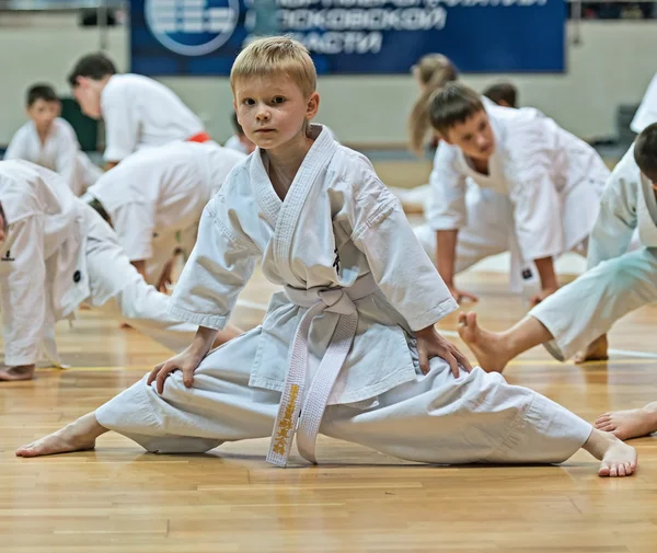 Concurrentie karatekas op het examen kwalificatie. — Stockfoto