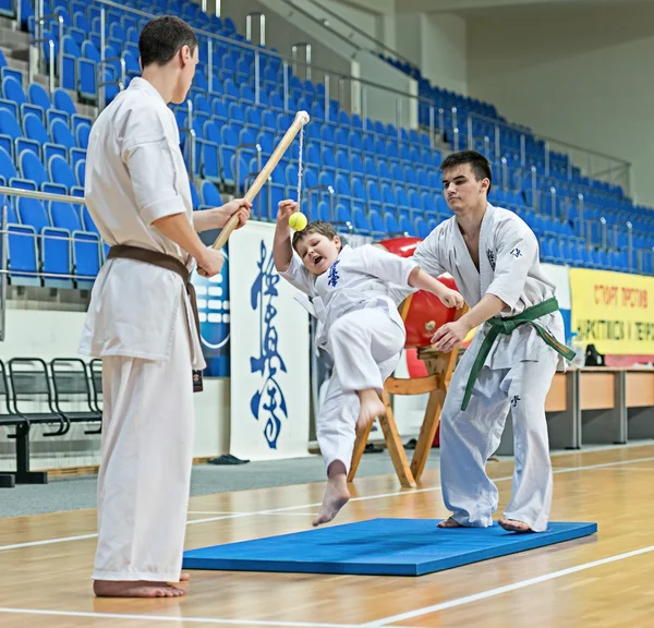 Karateka da competizione all'esame di qualificazione . — Foto Stock