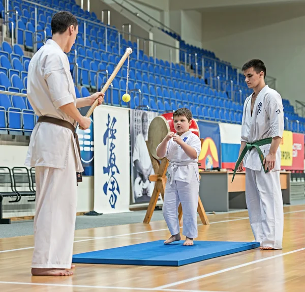 Competencia karatekas en el examen de calificación . — Foto de Stock