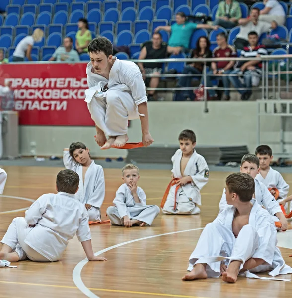 A képesítési vizsga: verseny karatekas. — Stock Fotó