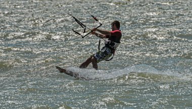 Rüzgar Sörfü ve dolzhanka, krasnodar bölgesi üzerinde kitesurfing, 