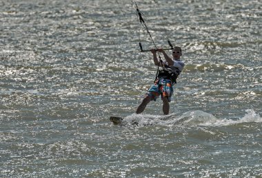 Rüzgar Sörfü ve dolzhanka, krasnodar bölgesi üzerinde kitesurfing, 