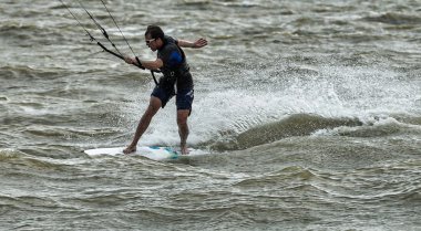 Rüzgar Sörfü ve dolzhanka, krasnodar bölgesi üzerinde kitesurfing, 