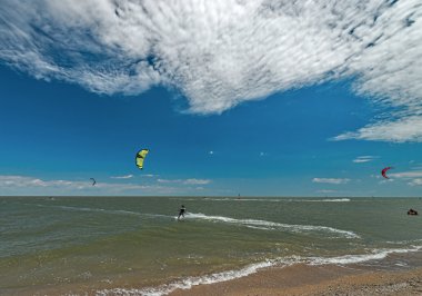 Rüzgar Sörfü ve dolzhanka, krasnodar bölgesi üzerinde kitesurfing, 