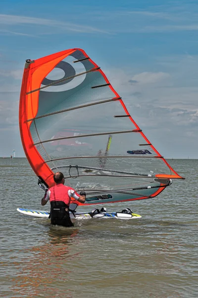 Windsurfen en kitesurfen op de dolzhanka, krasnodar regio, — Stockfoto