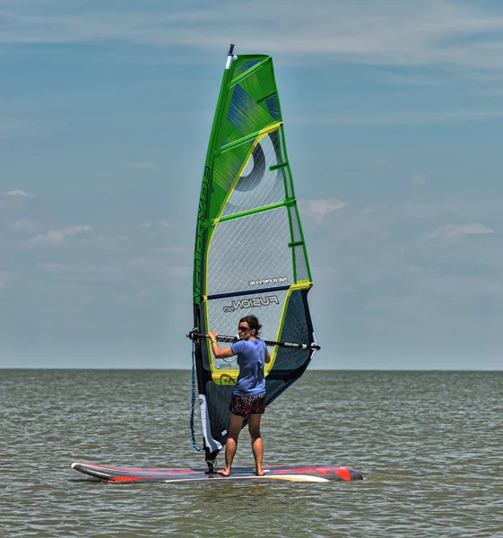 Windsurf e kitesurf sulla Dolzhanka, regione di Krasnodar , — Foto Stock