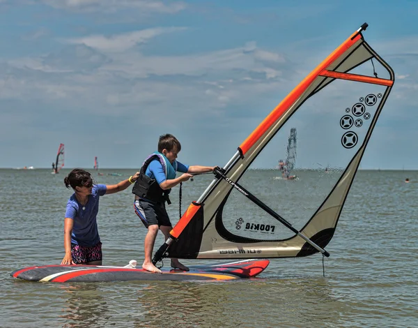 Windsurf e kitesurf sulla Dolzhanka, regione di Krasnodar , — Foto Stock