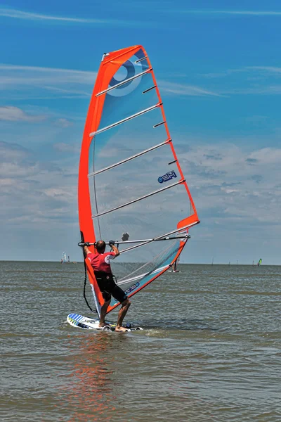Windsurfen und Kitesurfen auf der Dolzhanka, Region Krasnodar, — Stockfoto