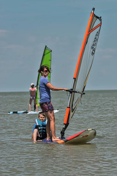 Windsurf e kitesurf sulla Dolzhanka, regione di Krasnodar , — Foto Stock